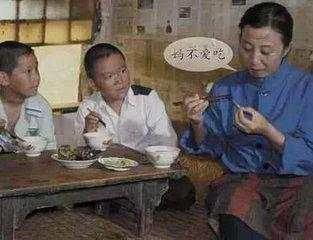 母親重病，弟弟向哥討錢遇閉門羹，帶回一桶奶粉，打開後母子痛哭！