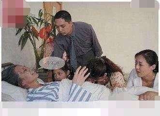 母親重病，弟弟向哥討錢遇閉門羹，帶回一桶奶粉，打開後母子痛哭！
