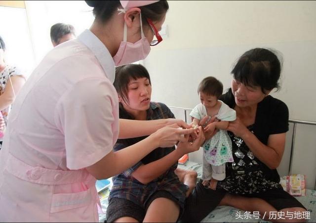 直擊罕見的袖珍寶寶，媽媽的笑臉讓人溫暖
