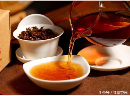 茶裡，泡著一個夏，臥著一個秋，藏著一個冬，孕著一個春