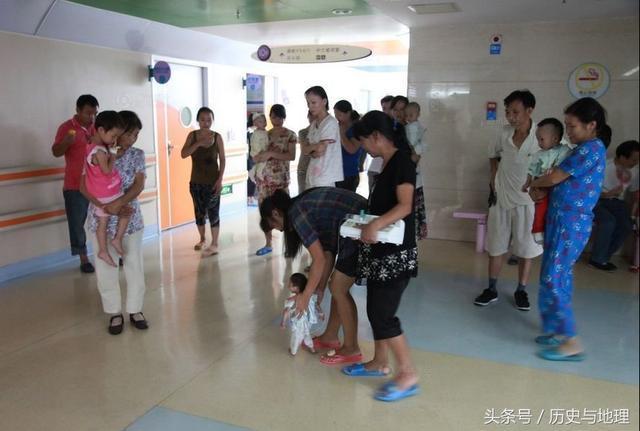 直擊罕見的袖珍寶寶，媽媽的笑臉讓人溫暖