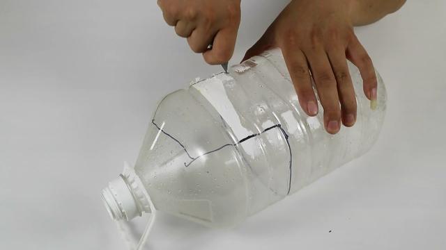 家裡空油桶可千萬別扔，簡單一改造，解決了千家萬戶廚房裡的難題