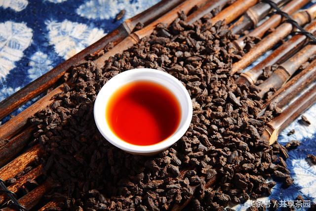 茶裡，泡著一個夏，臥著一個秋，藏著一個冬，孕著一個春