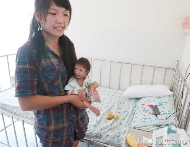 直擊罕見的袖珍寶寶，媽媽的笑臉讓人溫暖