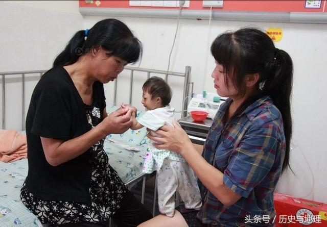 直擊罕見的袖珍寶寶，媽媽的笑臉讓人溫暖