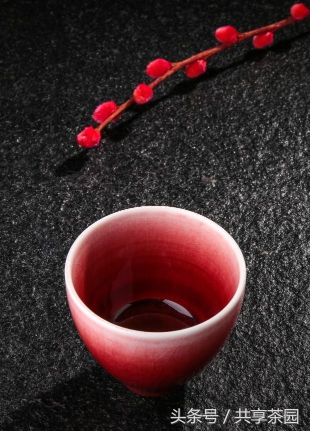 茶裡，泡著一個夏，臥著一個秋，藏著一個冬，孕著一個春