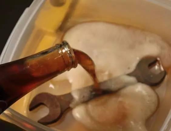 她把「可樂」倒進洗衣機裡，別人以為她瘋了，結果嚇一大跳！沒想到還有這樣的妙用！太實用了