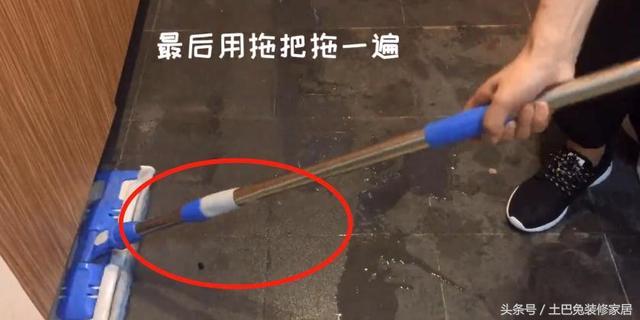 廚房油膩地麵清潔，老保姆親授這一招，15分鐘就能清洗幹淨！