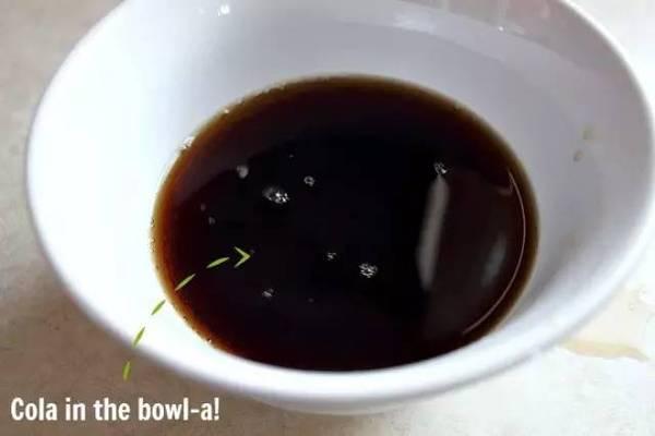 她把「可樂」倒進洗衣機裡，別人以為她瘋了，結果嚇一大跳！沒想到還有這樣的妙用！太實用了