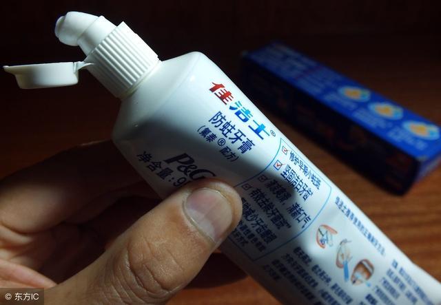 家裡的髒紗窗不用拆下來洗，只需一張紙，簡單一招就變乾淨！