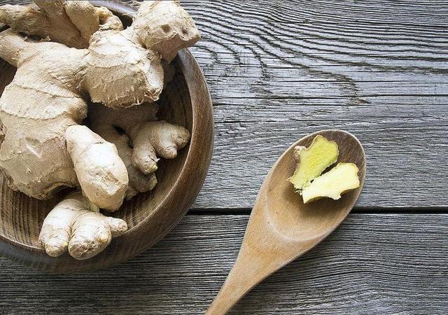  睡覺前用「生薑」塗腳底，堅持一星期，3件好事便不請自來