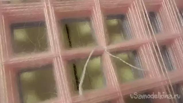 外國婦女真會玩，把毛線在釘子上簡單一繞，家裡麵地墊座墊就有了
