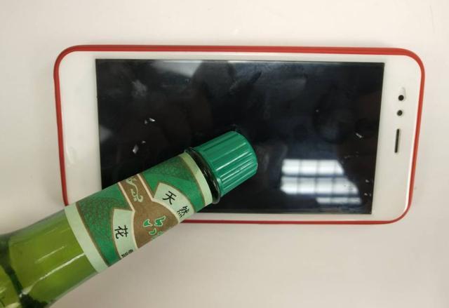 花露水滴在手機上太神奇了，滴幾滴，一年能省不少錢