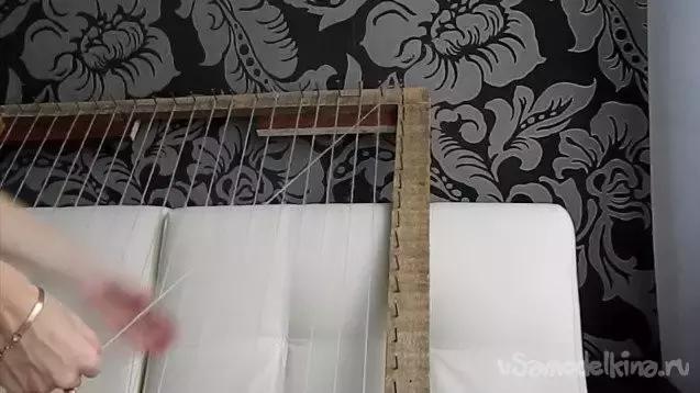 外國婦女真會玩，把毛線在釘子上簡單一繞，家裡麵地墊座墊就有了