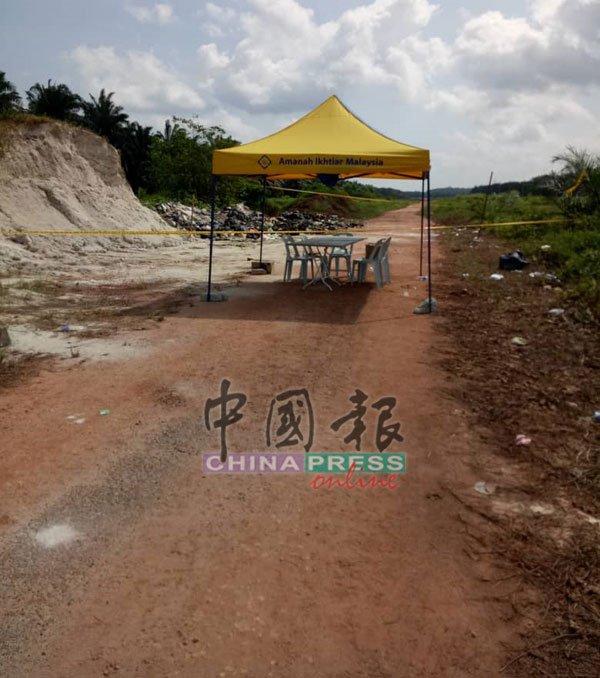 警方週二下午在案發現場撘起的帳篷，尚未拆除。 