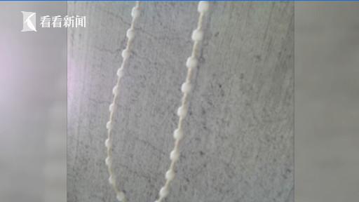 4歲女兒告訴爸爸：「妹妹站著睡著了」，他趕回家才發現2歲小女兒在窗邊