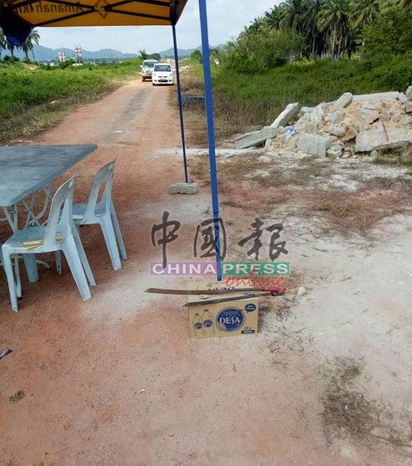 在帳蓬旁邊留下兩支巴冷刀，用途未明。 