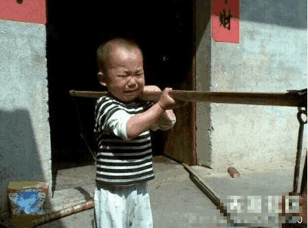 工作太忙 把剛滿100天的兒子送回農村老家，3年後再見麵淚如雨下！