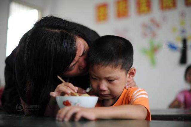工作太忙 把剛滿100天的兒子送回農村老家，3年後再見麵淚如雨下！