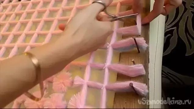 外國婦女真會玩，把毛線在釘子上簡單一繞，家裡麵地墊座墊就有了
