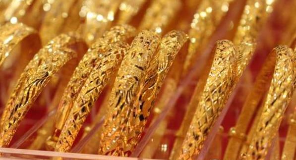 她把「可樂」倒進洗衣機裡，別人以為她瘋了，結果嚇一大跳！沒想到還有這樣的妙用！太實用了