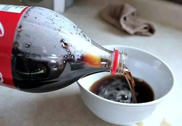 她把「可樂」倒進洗衣機裡，別人以為她瘋了，結果嚇一大跳！沒想到還有這樣的妙用！太實用了