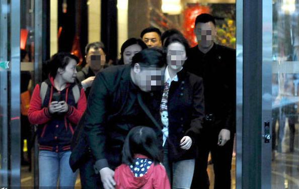 4歲女兒告訴爸爸：「妹妹站著睡著了」，他趕回家才發現2歲小女兒在窗邊