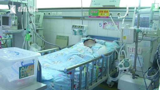 4歲女兒告訴爸爸：「妹妹站著睡著了」，他趕回家才發現2歲小女兒在窗邊