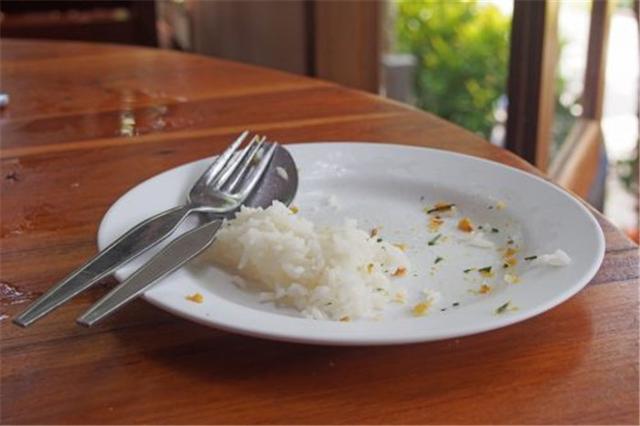 我生病請假休息，婆婆說沒買菜做飯，我打開冰箱後決定送她回家