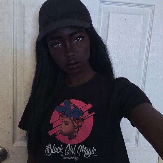 On l'appelle la Â« Barbie Noire Â»... Et sa beautÃ© sulfureuse est terriblement envoÃ»tante !
