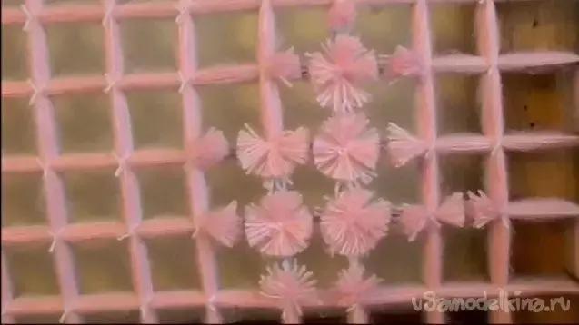 外國婦女真會玩，把毛線在釘子上簡單一繞，家裡麵地墊座墊就有了