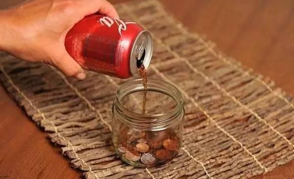 她把「可樂」倒進洗衣機裡，別人以為她瘋了，結果嚇一大跳！沒想到還有這樣的妙用！太實用了