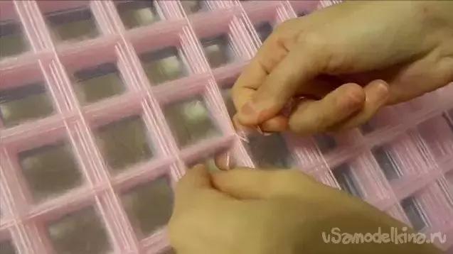 外國婦女真會玩，把毛線在釘子上簡單一繞，家裡麵地墊座墊就有了