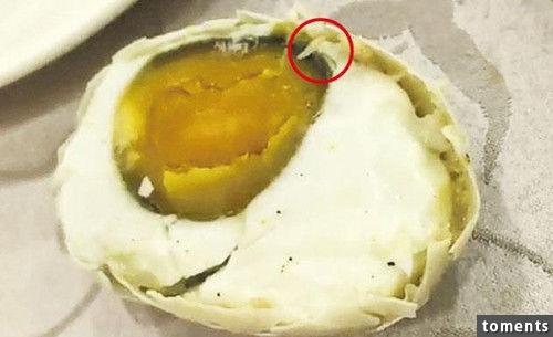 下館子吃飯鹹蛋裡爬出數條活蟲（圖）