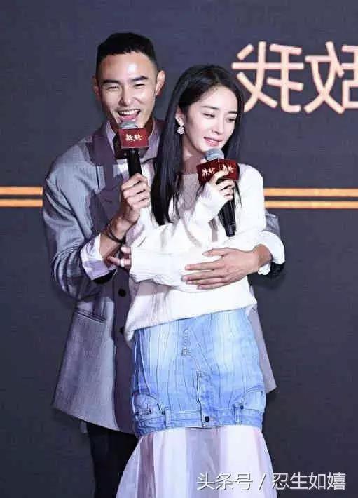 楊冪出席發布會，和人摟摟抱抱，裙子引爭議，劉愷威：早點回家!