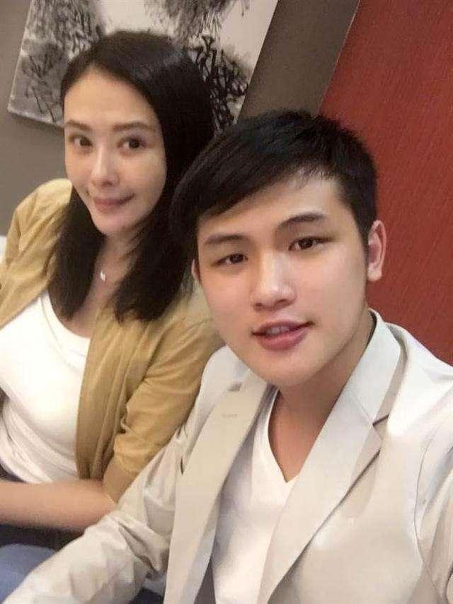 42歲的蕭淑慎被小15歲的老公嫌棄,在鏡頭麵前她數次落淚