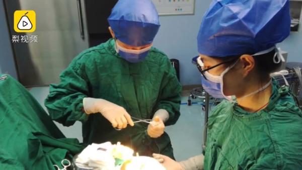 夫妻倆都是高顏值「女兒卻越長越醜」，丈夫懷疑「被戴綠帽」！結果做完親子鑑定後…他愧疚不已！
