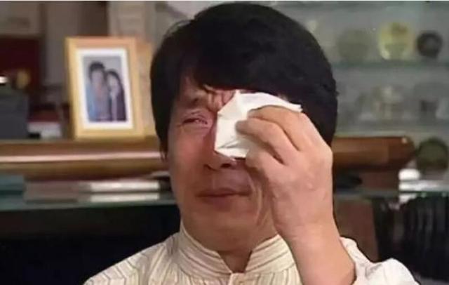 吳綺莉復出？卷發紅裙身材曼妙，這位單親媽媽終於願為自己而活了