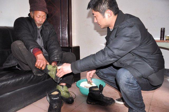 小夥每天給流浪老人兩包子，見到老人兒子，他才知老人身份不一般