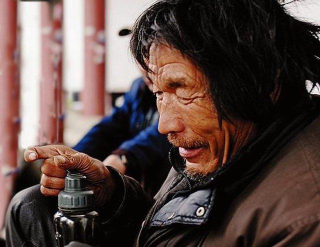 小夥每天給流浪老人兩包子，見到老人兒子，他才知老人身份不一般