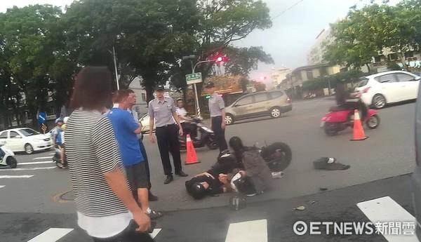 騎士受傷倒地正妹緊握他的手　原來是熱心路人不是他女朋友。（圖／記者謝侑霖翻攝）