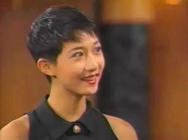 吳綺莉復出？卷發紅裙身材曼妙，這位單親媽媽終於願為自己而活了
