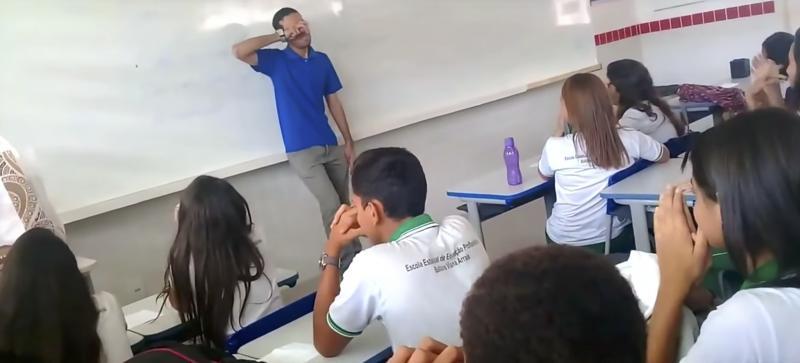 遲遲收不到薪水，老師被逼「睡在教室地板上」！沒想到學生們準備的「驚喜」讓他爆哭......  