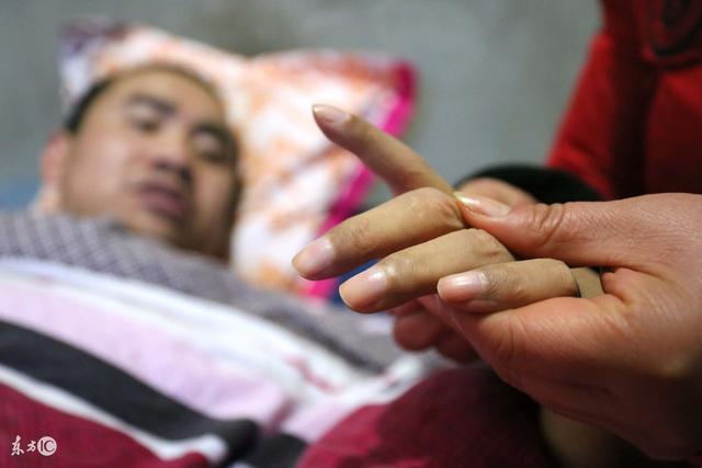 孤寡老人收留傻子男孩,男孩救了她一命,男孩父母卻跪在老人麵前