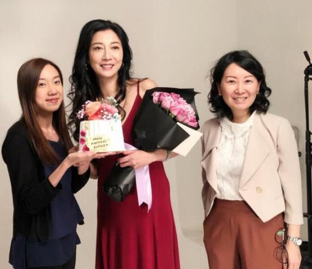 吳綺莉復出？卷發紅裙身材曼妙，這位單親媽媽終於願為自己而活了