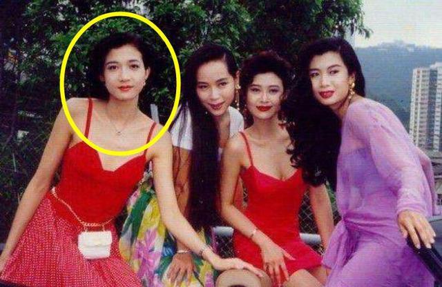 吳綺莉復出？卷發紅裙身材曼妙，這位單親媽媽終於願為自己而活了