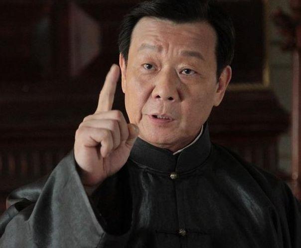 身為明星的他娶了兩個妻子，只有一樓之隔，如今64歲患「中風」！