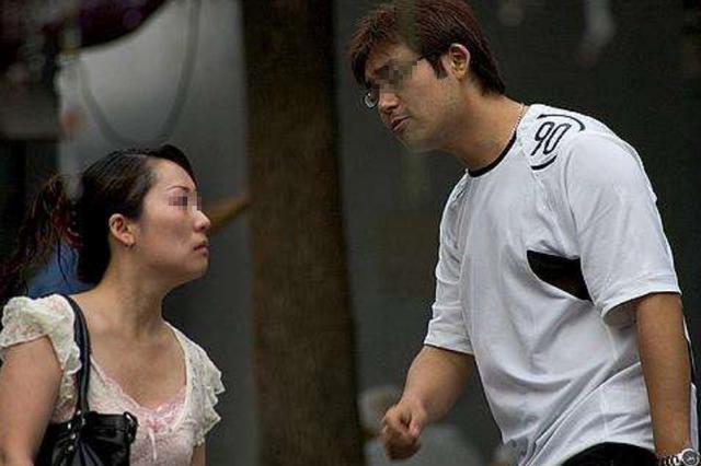 城裡兒媳回老家，嫌棄丈夫老家窮，男子說出八個字，讓村民稱贊
