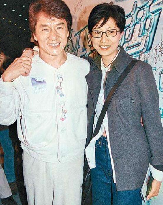 吳綺莉復出？卷發紅裙身材曼妙，這位單親媽媽終於願為自己而活了