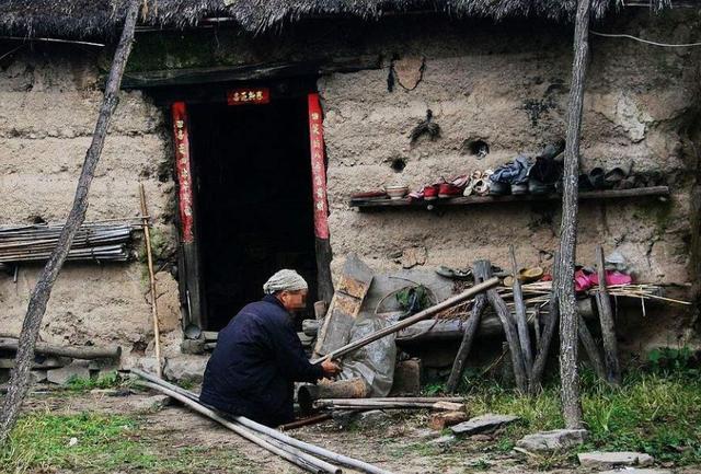 城裡兒媳回老家，嫌棄丈夫老家窮，男子說出八個字，讓村民稱贊